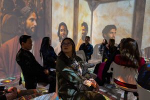 Espectadores observan una recreación de la Última Cena en el teatro inmersivo de 360 grados. (Diocese of Orange)