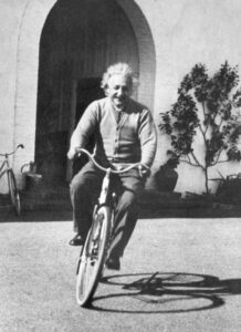 Albert Einstein anda en bicicleta en la casa de un amigo en Santa Bárbara en 1933. (CalTech Images Collection/Ben Meyer)