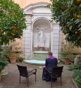 Un sacerdote de la Casa Santa Maria se prepara para escuchar confesiones en inglés de peregrinos a comienzos de este año. (Foto enviada)