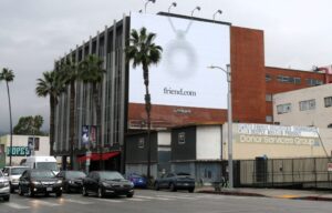 Valla publicitaria en Hollywood de “Friend”, un nuevo colgante de IA que escucha tus conversaciones y te ofrece comentarios en tiempo real sobre lo que oye. (Pablo Kay)