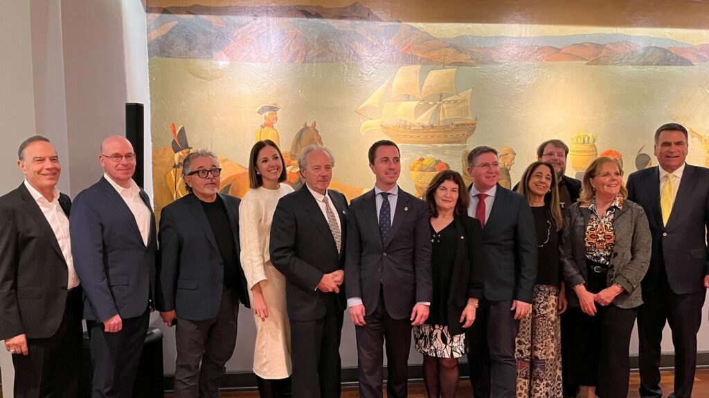 Expertos en San Junípero Serra de España y California en un evento el 3 de diciembre en el Merchants Exchange Club en San Francisco, de izquierda a derecha: Salvatore Caruso, de la Procesión Eucarística Camino de California; el escritor Christian Clifford; Rubén Mendoza, Ph.D.; Antonia Roca, concejal, Departamento de Cultura y Patrimonio; Salvador Femenías Riera, alcalde de Petra; Llorenç Galmés, presidente del Consell de Mallorca; Catalina Font, presidenta de la Fundación Casa Serra; Guillem Ginard, director de Cultura; Margarita Martínez, de la Asociación Balear de Software, Internet y Nuevas Tecnologías; el padre Robert Barbato, O.F.M. Cap.; Kelly Connelly; y David Bolton, de la California Missions Foundation. (Foto enviada)