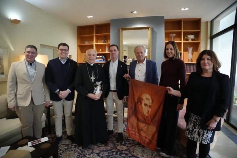 Miembros de la delegación histórica de Serra de Mallorca, España, visitaron al arzobispo Salvatore Cordileone durante su visita a California. (Catalina Font)