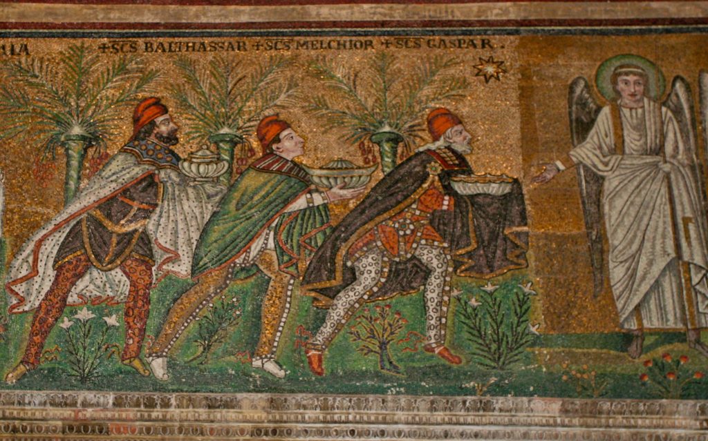Un mosaico que representa a los tres Magos en la Basílica de San Apolinar Nuevo en Rávena, Italia. Siglos antes del nacimiento de Cristo, Isaías había profetizado que los reyes vendrían a honrar al Mesías con oro e incienso. (Wikimedia Commons/Shannon Mollerus)