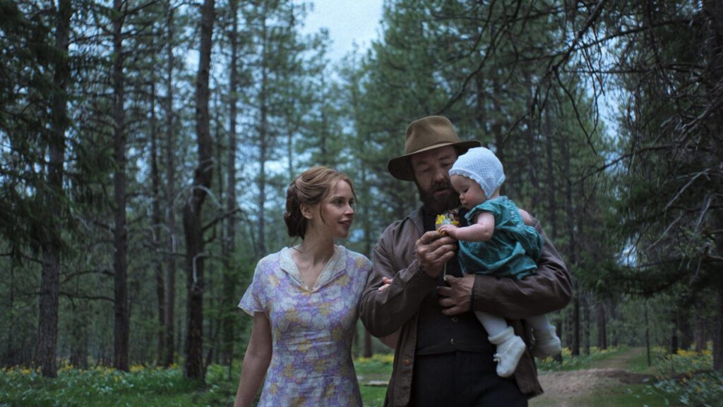 Felicity Jones y Joel Edgerton en "Train Dreams". (©2025 Netflix vía IMDB)