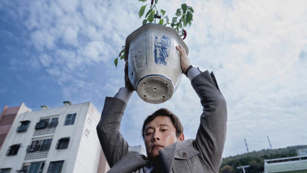 Lee Byung-hun en “No Other Choice”. (IMDB/Cortesía Neon)