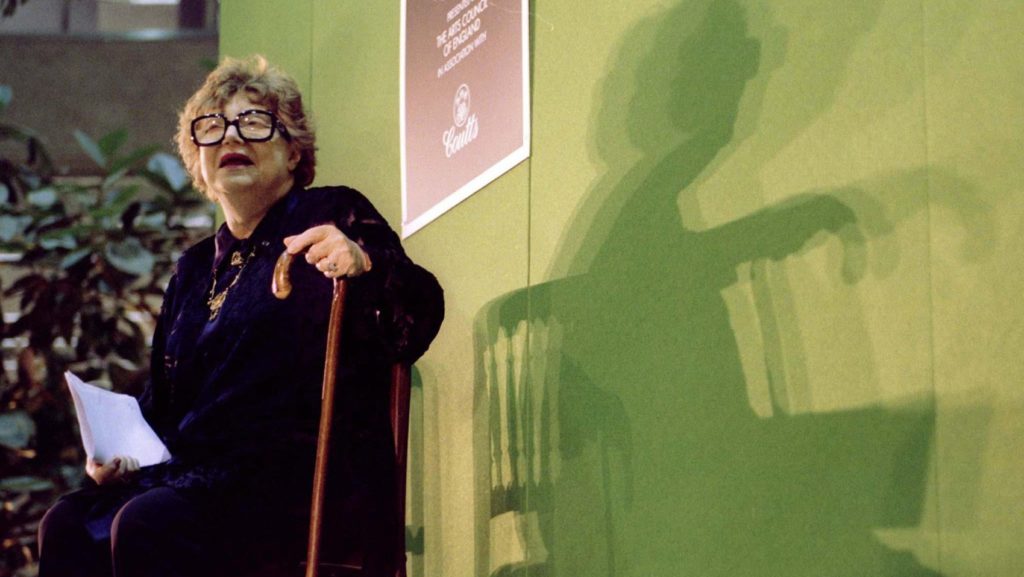 La novelista escocesa Muriel Spark escucha discursos en su honor tras recibir el Premio David Cohen de Literatura Británica 1997 durante una ceremonia en Londres. (CNS/Reuters)