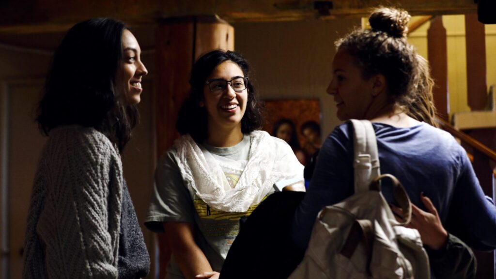 Jóvenes conversan en el Centro Newman Holy Trinity, en el campus de la Universidad del Norte de Arizona en Flagstaff, el 25 de noviembre de 2019. (CNS/Nancy Wiechec)