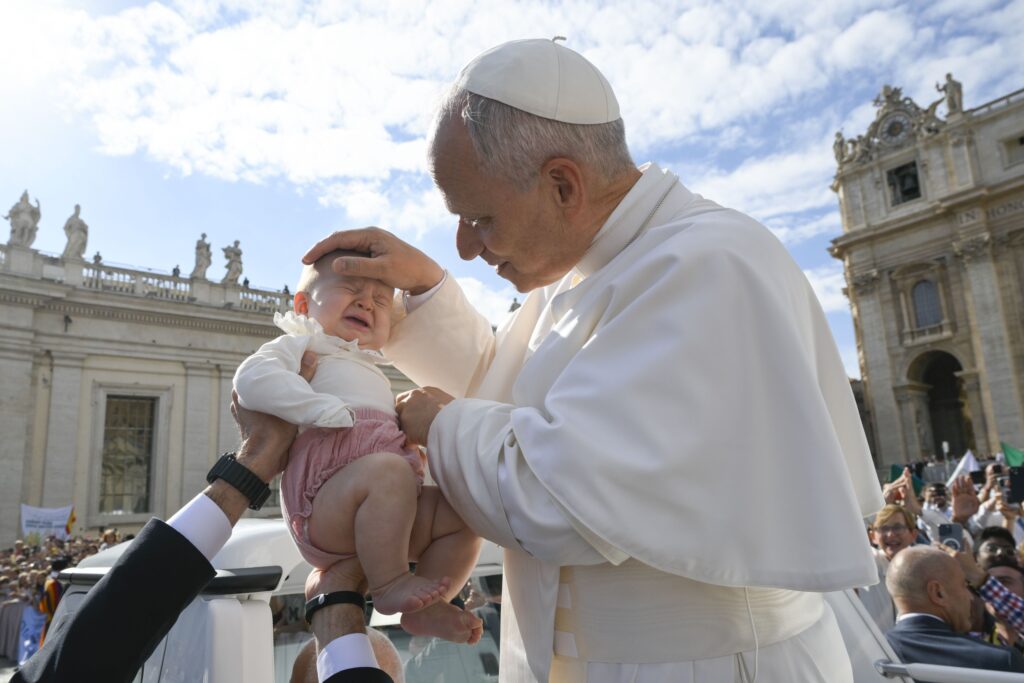 El papa León XIV bendice a un bebé desde el papamóvil ante una multitud reunida en la plaza de San Pedro del Vaticano el 31 de octubre de 2025, con motivo del Jubileo del Mundo de la Educación. En vísperas de la Marcha por la Vida de 2026 en Washington, el 22 de enero, el papa León XIV envió un mensaje a los participantes en el que expresaba su profunda gratitud por su «eloquente testimonio público» y les impartía su bendición apostólica. (Foto CNS/Vatican Media)