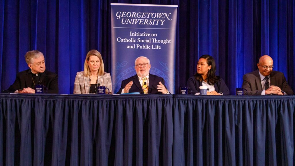 John Carr, fundador de la Iniciativa sobre el Pensamiento Social Católico y la Vida Pública de la Georgetown University, al centro, dirige un panel titulado “El nuevo desafío del Papa León XIV y el liderazgo moral en la pobreza, el trabajo y la inteligencia artificial”, en la Universidad de Georgetown, en Washington, el 30 de octubre de 2025. También aparecen el cardenal de Chicago Blase J. Cupich; Liz Shuler, presidenta de la AFL-CIO; Cecilia Flores, directora ejecutiva de Catholic Volunteer Network; y Paul Almeida, decano y titular de la cátedra William R. Berkley en la Escuela de Negocios McDonough de la Universidad de Georgetown. (OSV News/David Asche, cortesía de Georgetown University)