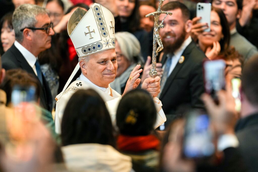 El papa León XIV bendice a los fieles tras celebrar la misa en la festividad de María, Madre de Dios, y el Día Mundial de la Paz en la basílica de San Pedro, en el Vaticano, el 1 de enero de 2026. (Foto CNS/Lola Gómez)