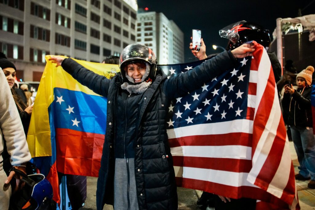 Una persona reacciona sosteniendo banderas venezolanas y estadounidenses mientras inmigrantes venezolanos celebran en el barrio neoyorquino de Brooklyn el 3 de enero de 2026, después de que Estados Unidos atacara Venezuela y capturara a su presidente Nicolás Maduro y a su esposa Cilia Flores, quienes fueron trasladados al Centro Metropolitano de Detención. (Foto de OSV News/Eduardo Muñoz, Reuters)