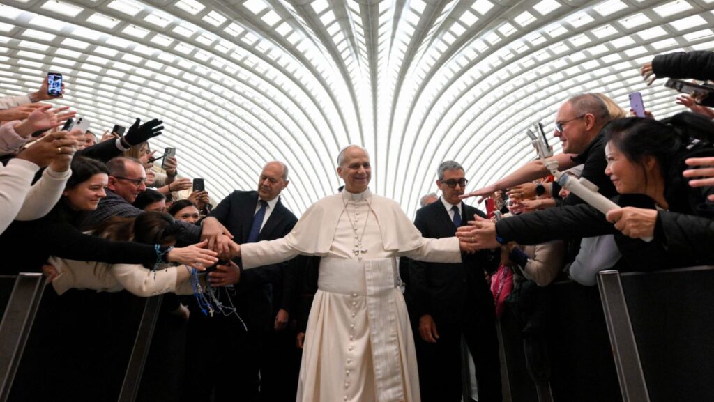El papa León XIV saluda a los fieles al término de su audiencia general semanal en la Sala Pablo VI del Vaticano, el 7 de enero de 2026. (Foto CNS/Vatican Media)
