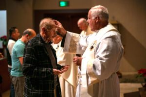 Los fieles fueron invitados a recibir la Unción de los Enfermos durante la Misa de sanación del 7 de enero en la iglesia Sacred Heart. (John Rueda)