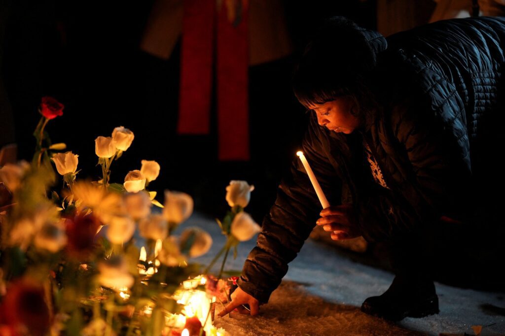 Una mujer reacciona junto a un monumento conmemorativo durante una vigilia en memoria de una mujer de 37 años que murió baleada por un agente del Servicio de Inmigración y Control de Aduanas (ICE, en inglés) de Estados Unidos, según informaron funcionarios locales y federales, en Minneapolis el 7 de enero de 2026. (Foto OSV News/Tim Evans, Reuters)