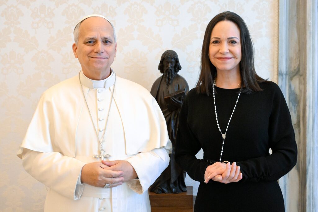 El papa León XIV posa para una fotografía con María Corina Machado, líder de la oposición venezolana y ganadora del Premio Nobel de la Paz 2025, durante una reunión privada en el Vaticano el 12 de enero de 2026. (Foto CNS/Vatican Media)