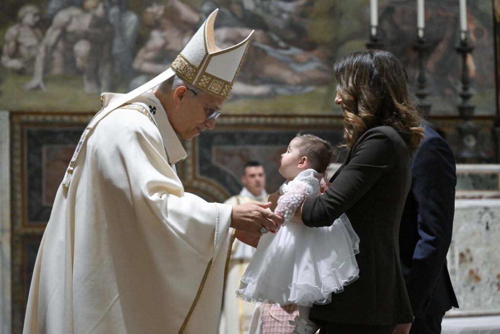 El Papa León XIV saluda a una madre y a su bebé mientras bautiza a 20 niños en la Capilla Sixtina en el Vaticano el 11 de enero de 2026, fiesta del Bautismo del Señor. (Foto OSV News/Simone Risoluti, Vatican Media)