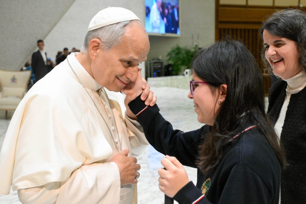 El papa León XIV saluda a los fieles al término de su audiencia general semanal en la Sala Pablo VI del Vaticano, el 14 de enero de 2026. (Foto CNS/Vatican Media)