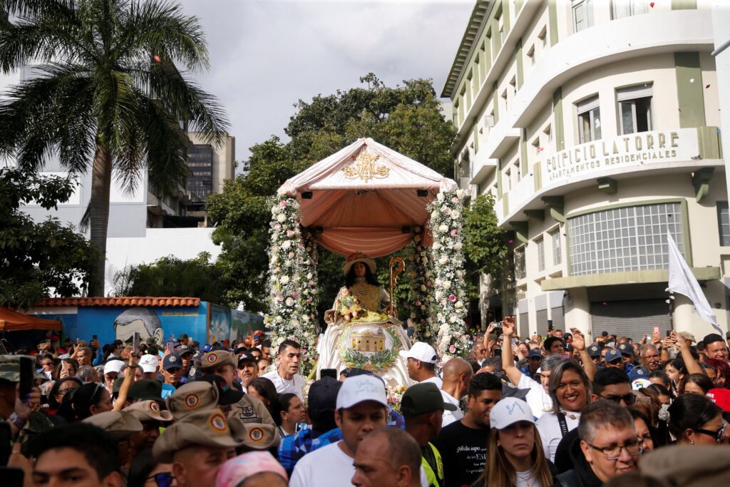 Fieles participan en la procesión de la "Divina Pastora" ("Pastora Divina") en honor a María en Caracas, Venezuela, el 14 de enero de 2026, la primera concentración religiosa desde el ataque de Estados Unidos y la captura del presidente Nicolás Maduro y su esposa, Cilia Flores. (OSV News foto/Leonardo Fernández Viloria, Reuters)