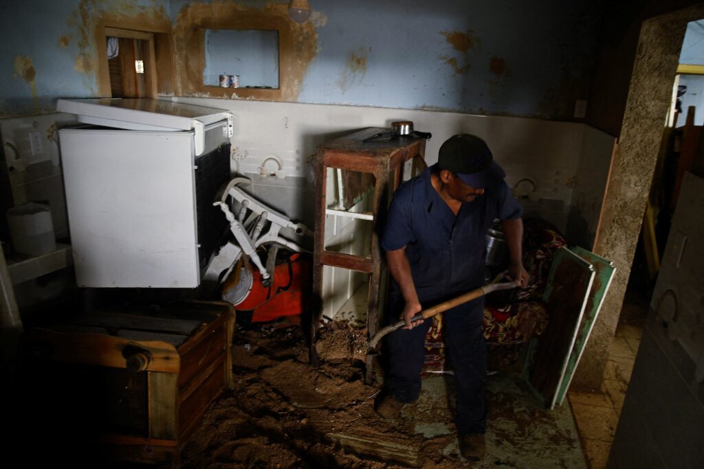 Dina Pico, de 58 años, retira arena de su casa tras el paso del huracán Melissa en Santiago de Cuba, el 29 de octubre de 2025. El secretario de Estado de los Estados Unidos, Marco Rubio, anunció el 14 de enero de 2026 que el primer envío humanitario directo a Cuba «en estrecha colaboración con la Iglesia católica» tendría lugar ese mismo día, así como otro el 16 de enero, mientras la isla se recupera del huracán. (Foto de OSV News/Reuters, Norlys Pérez)