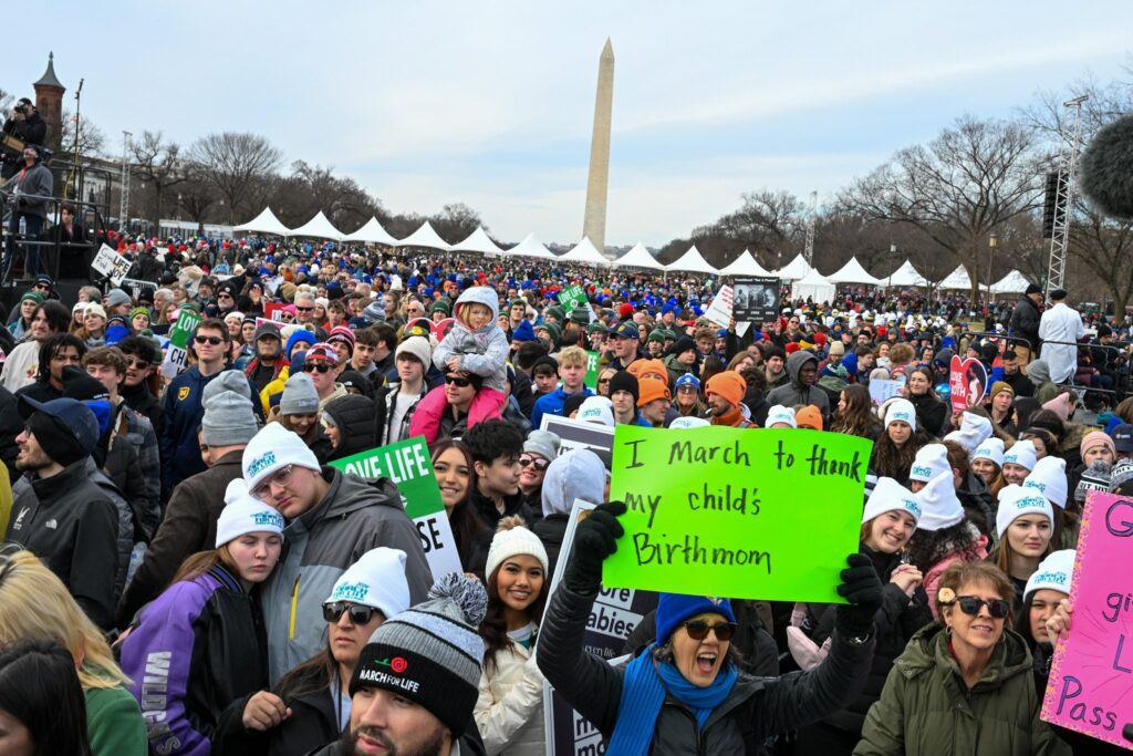 Una mujer con un cartel reacciona mientras activistas provida se reúnen durante la 53ª Marcha Anual por la Vida en Washington el 23 de enero de 2026. (Foto de OSV News/Leslie E. Kossoff)