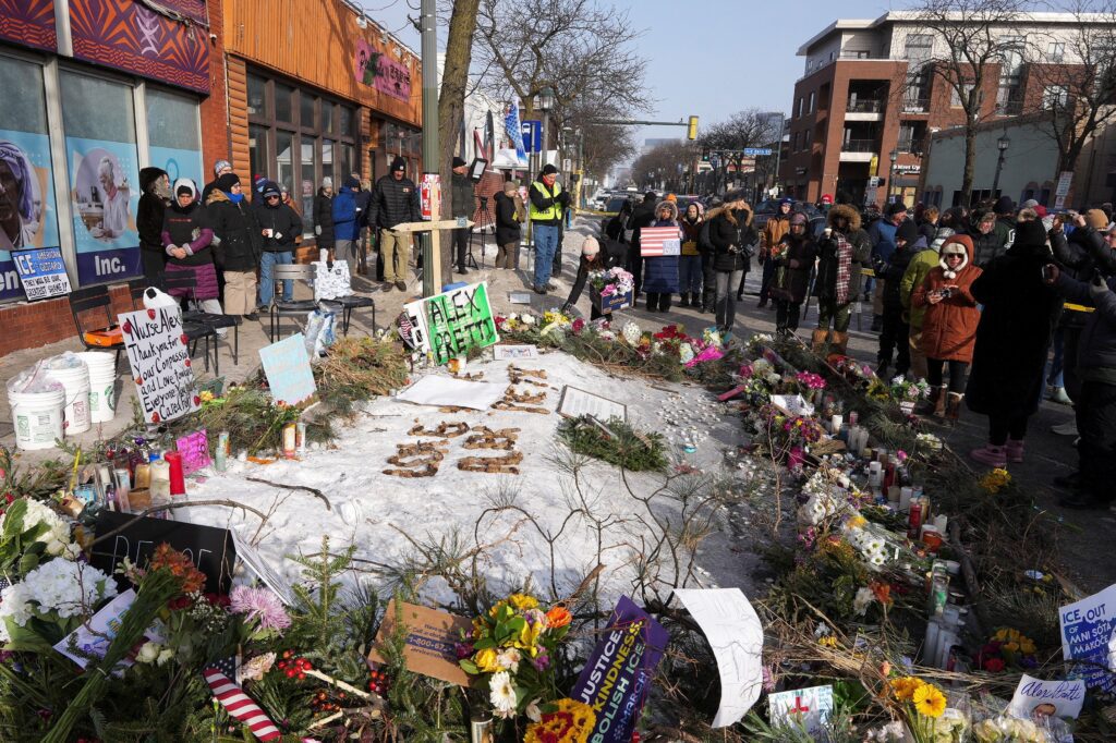 La gente se reúne en un memorial improvisado en Minneapolis el 25 de enero de 2026, en el lugar donde un hombre fue asesinado a tiros por agentes federales que intentaban detenerlo el 24 de enero. El arzobispo Bernard A. Hebda de St. Paul y Minneapolis, junto con otros líderes de la Iglesia, han pedido paz en medio de las crecientes tensiones. (Foto OSV News/Tim Evans, Reuters)