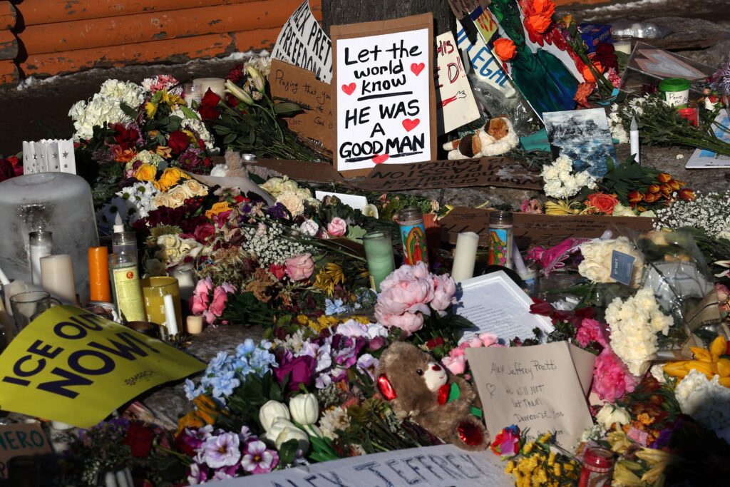 Se ve un memorial improvisado en Minneapolis el 27 de enero de 2026, en el lugar donde Alex Pretti, de 37 años, fue asesinado a tiros por agentes federales que intentaban detenerlo. (Foto de OSV News/Evelyn Hockstein, Reuters)