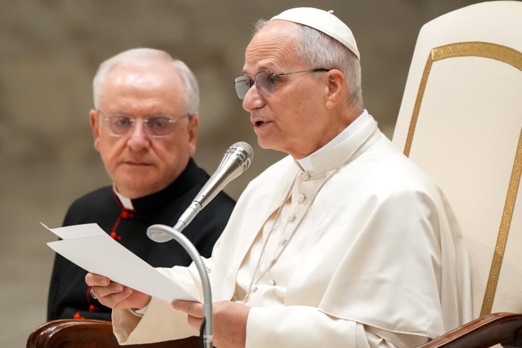 El papa León XIV habla con peregrinos y visitantes durante su audiencia general semanal en la Sala de Audiencias Pablo VI del Vaticano, el 28 de enero de 2026. (Foto CNS/Lola Gómez)
