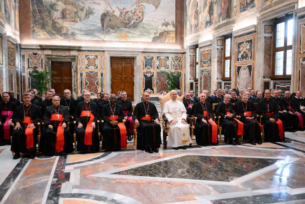 El papa León XIV posa para una foto con miembros y funcionarios del Dicasterio para la Doctrina de la Fe y otras personas que participan en su sesión plenaria durante una audiencia en el Vaticano el 29 de enero de 2026. (Foto CNS/Vatican Media)
