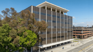 4311-new-building_16x9 | Angelus en Español Vista desde la calle del nuevo Centro Católico Arquidiocesano (ACC) en Wilshire Boulevard, en el área de Hancock Park. (LoopNet)