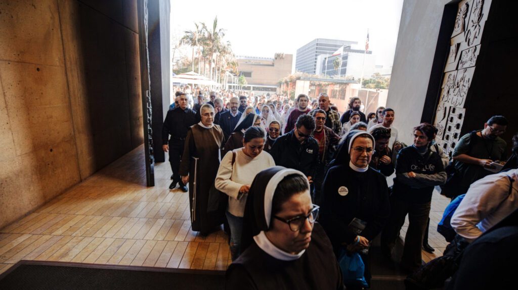 Los católicos de Los Ángeles entran en la Catedral de Nuestra Señora de los Ángeles durante el evento OneLife LA 2025. (Victor Alemán)