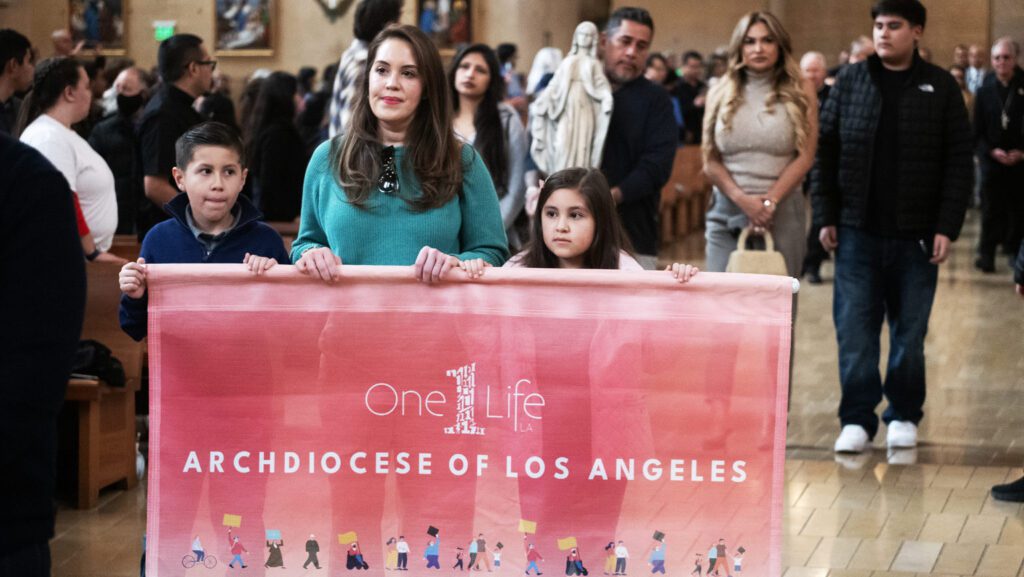 Las familias González y Magallón, que perdieron sus hogares en el incendio de Eaton, ingresan en procesión a la Catedral de Nuestra Señora de los Ángeles para dar inicio al evento OneLife LA el 18 de enero de 2025. (Victor Alemán)