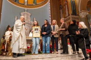 Monseñor Lloyd Torgerson y los feligreses de St. Monica recibieron una bendición apostólica enmarcada del Papa León XIV, obtenida por el monseñor Liam Kidney de Corpus Christi, como signo de gratitud por su hospitalidad tras el incendio de Palisades. (Elizabeth Friedrich)