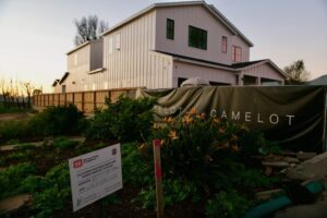 Una de las primeras viviendas próximas a completarse en el vecindario Alphabet Streets de Pacific Palisades. (Reese Cuevas)