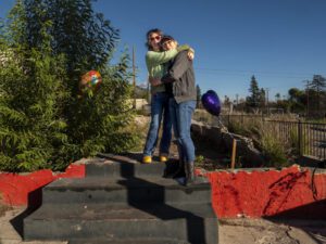 Mary Bowman, a la izquierda, y su excompañera de trabajo DeeDee Beard posan para una foto de reencuentro en la escalera de entrada del histórico restaurante The Fox en Altadena, el miércoles 7 de enero de 2026. El restaurante, fundado en 1955, donde Bowman trabajó durante veinte años como mesera y Beard durante doce, se incendió por completo durante el incendio Eaton. (Juanito Holandez)