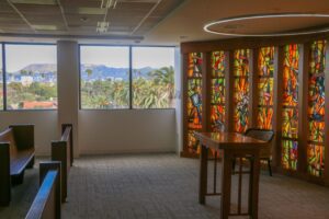 IMG_4630-copy-1536x1024 | Angelus en Español Vitrales del artista local Isabel Piczek y vistas del área de Hollywood se observan desde la capilla del sexto piso del nuevo edificio del ACC. (Pablo Kay)