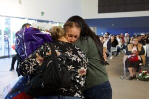 María Félix abraza a dos de sus hijas, a quienes no veía desde hacía más de 20 años, durante el evento de reunificación del 28 de diciembre de 2025 en la parroquia Santo Tomás Apóstol. (Kimmy Chacon/Angelus News)