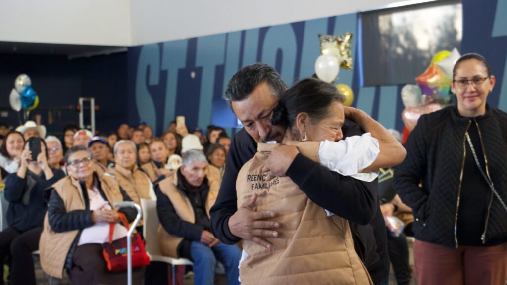 María de Jesús Francisco Javier, de México, abraza a su hermano durante un evento de reunificación familiar el 28 de diciembre de 2025 en la parroquia Santo Tomás Apóstol, en el vecindario Pico-Union de Los Ángeles. No se habían visto en 27 años. (Kimmy Chacon/Angelus News)