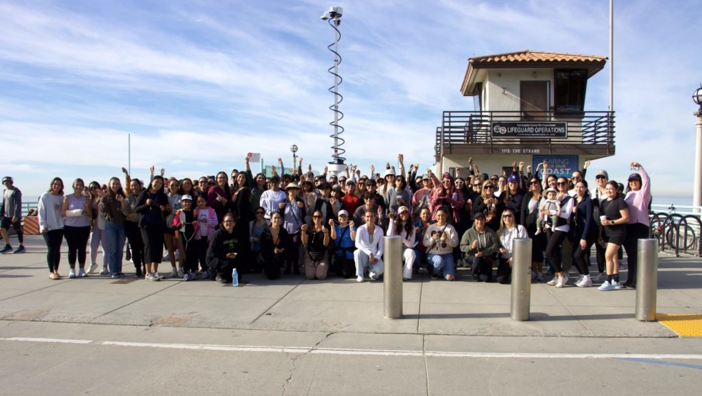 Más de 100 mujeres se reúnen en el muelle de Manhattan Beach para una foto grupal durante la Caminata del Rosario para Mujeres el 17 de enero. (Kimmy Chacón)