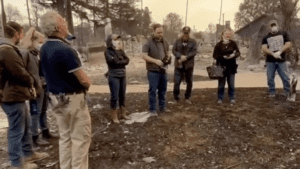 La familia Halpin canta alabanzas a María entre los escombros de su casa en Los Ángeles tras los incendios de Palisades y Eaton. (Captura de pantalla vía Instagram)