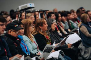 Los participantes del RECongress en la sección de Música y Liturgia asisten al taller «Let Us All Rejoice» (Alegrémonos todos) con Steve Angrisano y Sarah Hart el 20 de febrero. (Isabel Cacho)