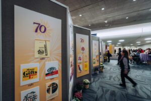 En el salón de exhibiciones se instalaron paneles que mostraban programas y otros objetos históricos del RECongress para celebrar sus 70 años. (Peter Lobato)