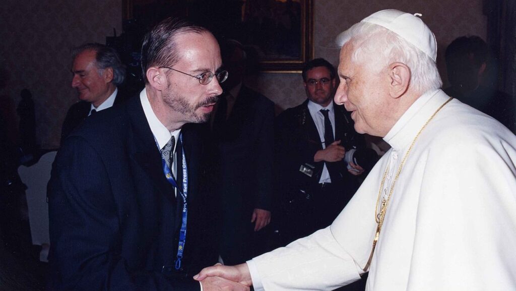 John L. Allen Jr. con el Papa Benedicto XVI en 2005. (Wikimedia Commons)