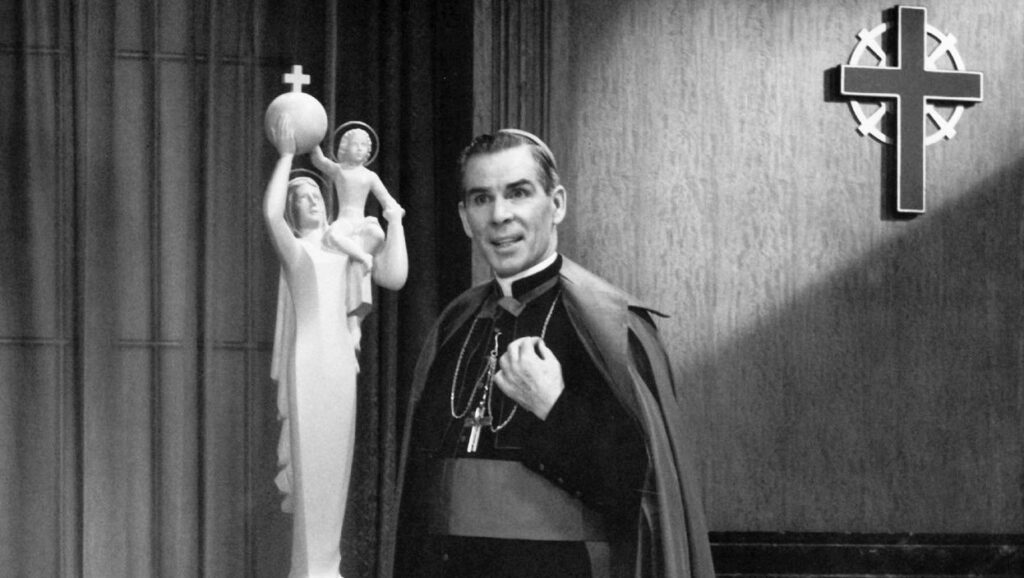 El arzobispo Fulton J. Sheen aparece en una imagen de la década de 1950, cuando conducía su programa dominical dirigido a la vida familiar, los siete pecados capitales y otros temas religiosos. (Foto de archivo CNS)