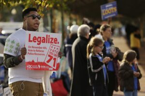 Un hombre sostiene un cartel instando a los votantes en el Distrito de Columbia a legalizar la marihuana en esta foto de archivo de 2014. (CNS/Gary Cameron, Reuters)
