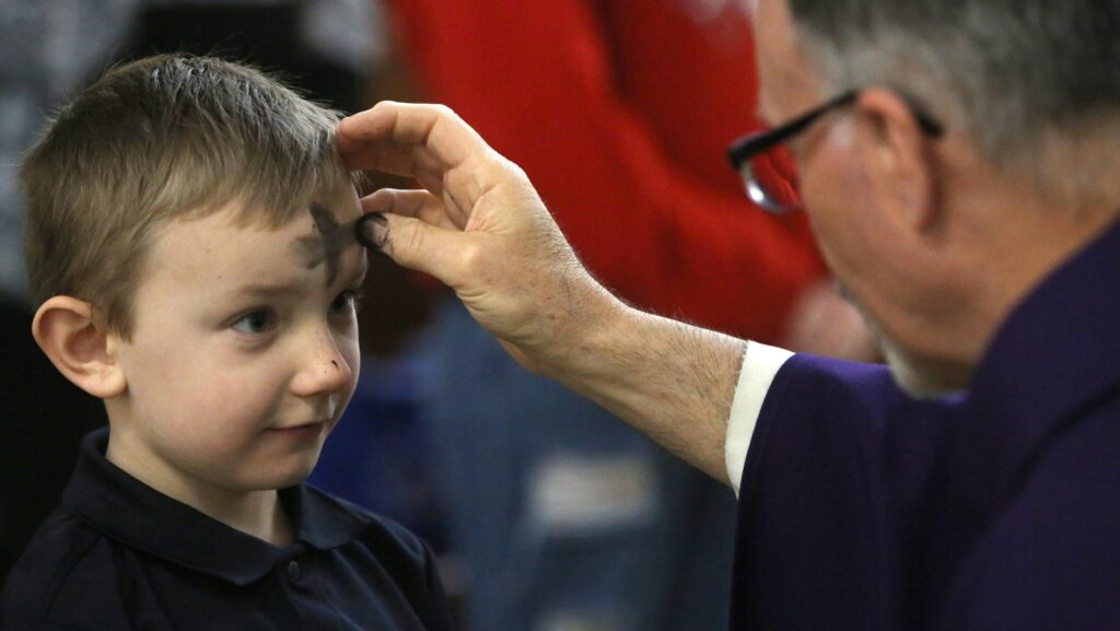 Se imponen cenizas en la frente de un niño durante la Misa del Miércoles de Ceniza el 22 de febrero de 2023. (OSV News/Bob Roller)
