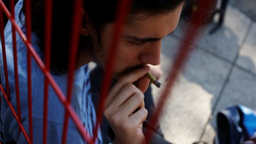 Un hombre fuma un cigarrillo de marihuana en esta foto de archivo del 19 de noviembre de 2020. (OSV News/Carlos Jasso, Reuters)