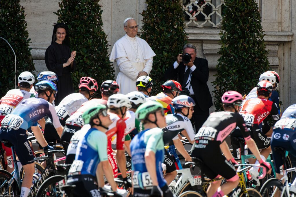 El papa León XIV observa cómo los ciclistas que participan en el Giro de Italia comienzan su recorrido por los Jardines Vaticanos durante un paso especial por la Ciudad del Vaticano el 1 de junio de 2025. (Foto CNS/Cristian Gennari, pool)