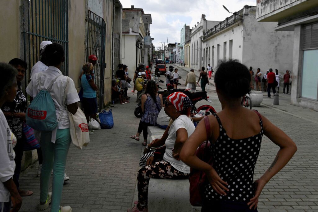 La gente hace cola para entrar en una sucursal bancaria en La Habana, mientras cubanos de todos los ámbitos sociales se refugian en el modo de supervivencia, lidiando con apagones aparentemente interminables y precios disparados de los alimentos, el combustible y el transporte, a medida que Estados Unidos aumenta la presión sobre la nación comunista, en La Habana, Cuba, el 26 de enero de 2026. (Foto OSV News/Norlys Pérez, Reuters)