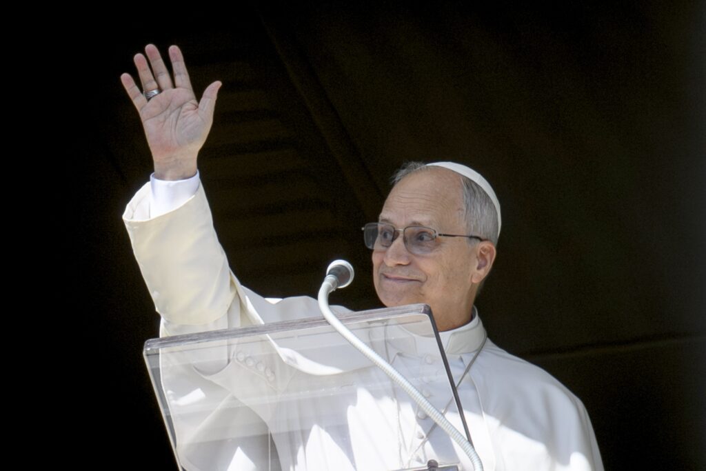 El Papa León XIV saluda a la gente durante el rezo del Ángelus en la plaza de San Pedro del Vaticano, el 1 de febrero de 2026. (Foto CNS/Matteo Pernaselci, Vatican Media)