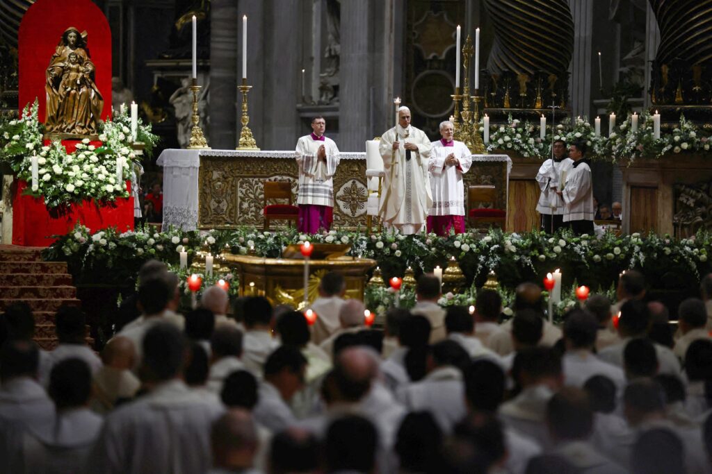 El Papa León XIV celebra la Misa con motivo de la fiesta de la Presentación del Señor en la basílica de San Pedro, en el Vaticano, el 2 de febrero de 2026. La Misa también marcó la celebración en el Vaticano de la Jornada Mundial de la Vida Consagrada. (Foto OSV News/Simone Risoluti, Vatican Media)